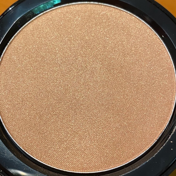 Bobbi Brown Illuminating Bronzing Powder - Picture 6 of 11